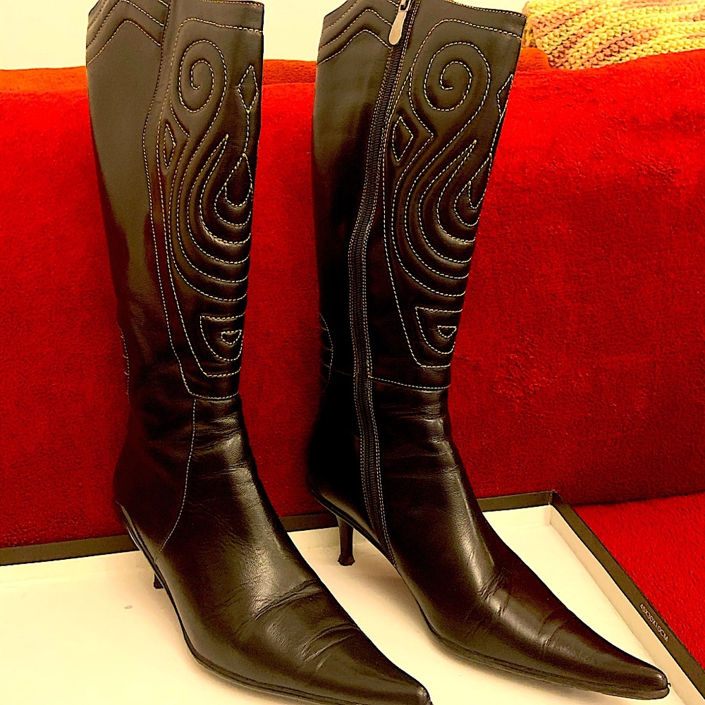 Tall leather boots in black